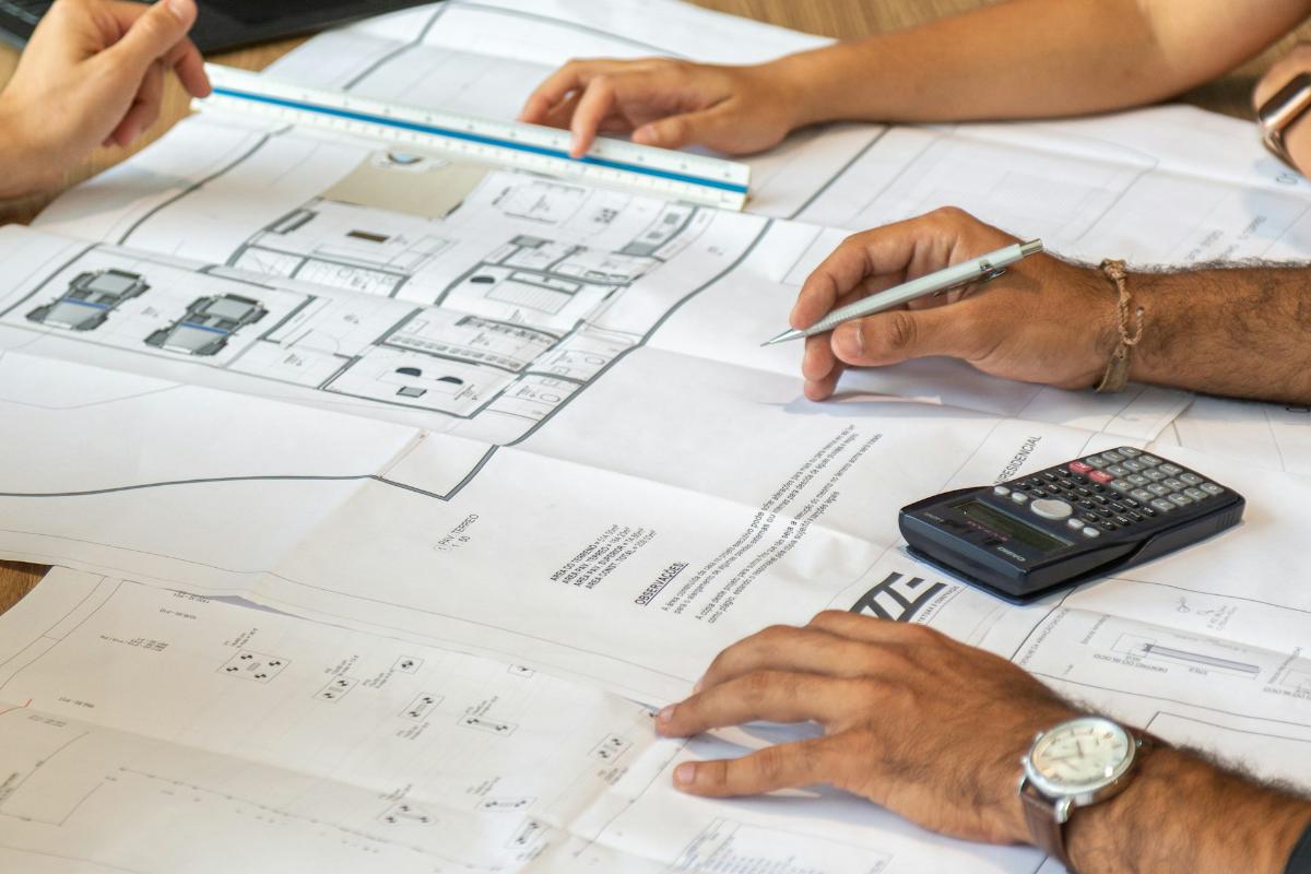 Modern house exterior by Hornet Property